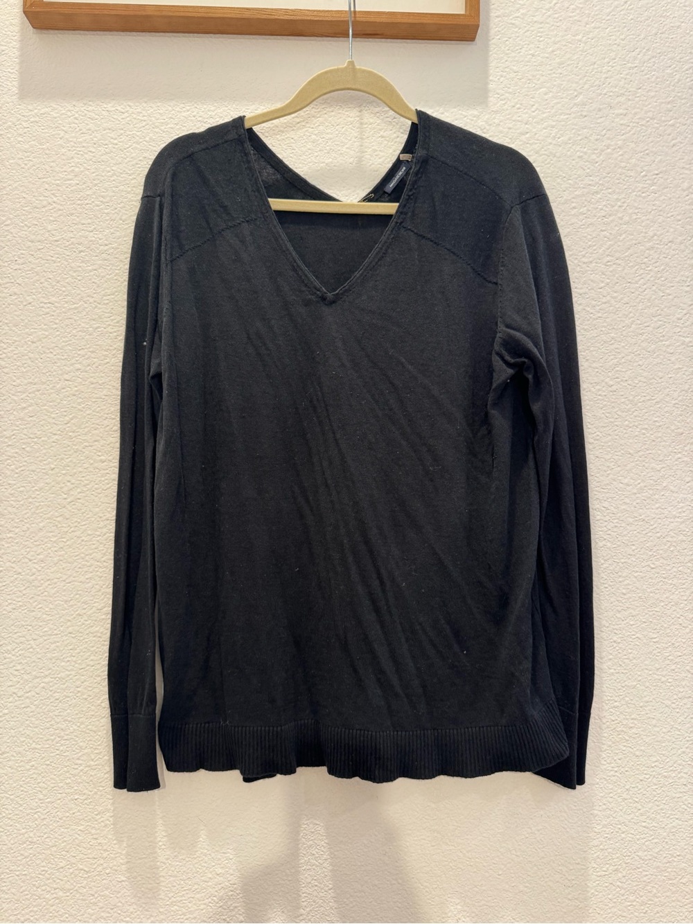 Magaschoni black V-neck long-silk & cashmere sleeve sweater w/ ribbed hem